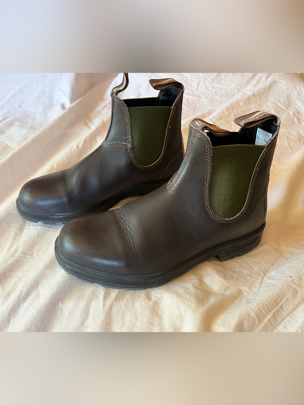 Blundstone Women’s Chelsea Work Boots in Dark Brown with Olive Elastic